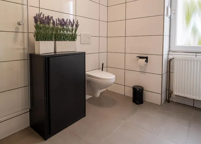 Frankfurt 4 Bedrooms 8 Guests Group Apartment *